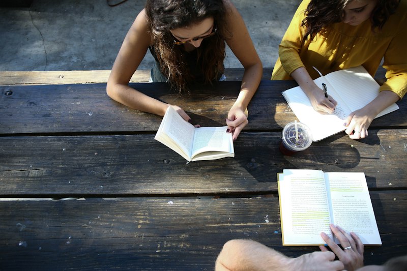 Pessoas estudando juntas em volta de uma mesa