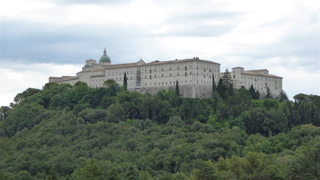 A abadia de Montecassino no alto do monte, mosteiro fundado por São Bento