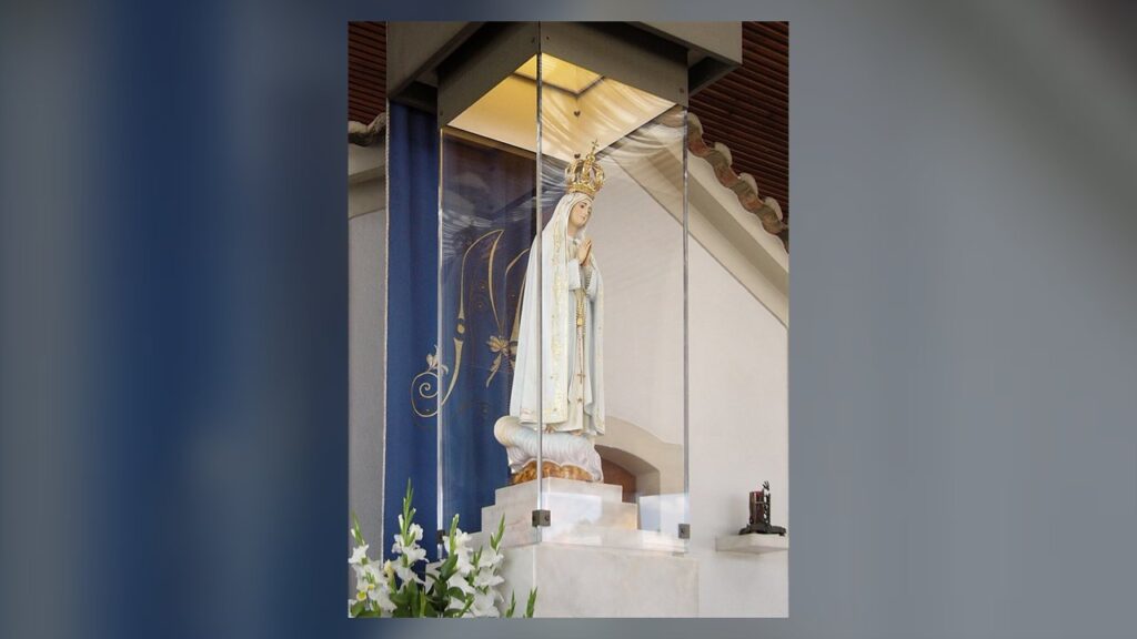 A imagem venerada de Nossa Senhora de Fátima na Capelinha das Aparições, ligada à devoção ao Imaculado Coração