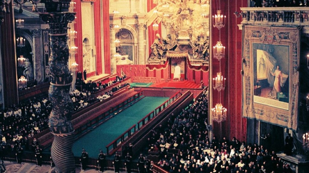 A nave da Basílica de São Pedro transformada em aula conciliar, com os padres do Vaticano II reunidos