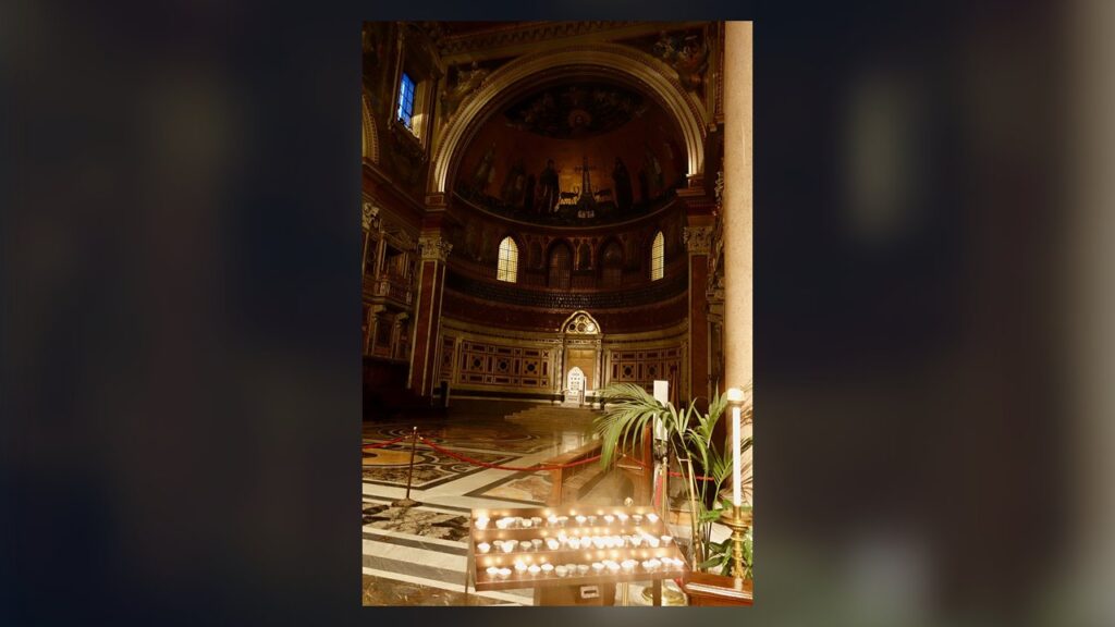 Abside de São João de Latrão com a cátedra do Papa, que faz dela a catedral de Roma