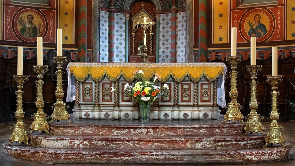 Altar com crucifixo e seis castiçais, como pede a Instrução Geral do Missal Romano