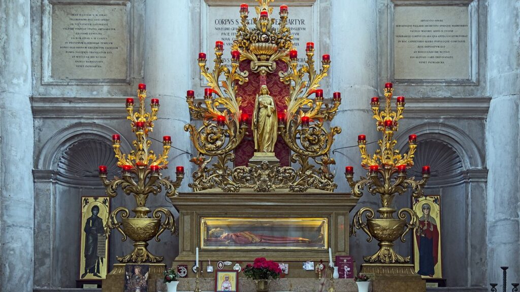 Altar da igreja de San Geremia, em Veneza, onde repousa o corpo de Santa Luzia