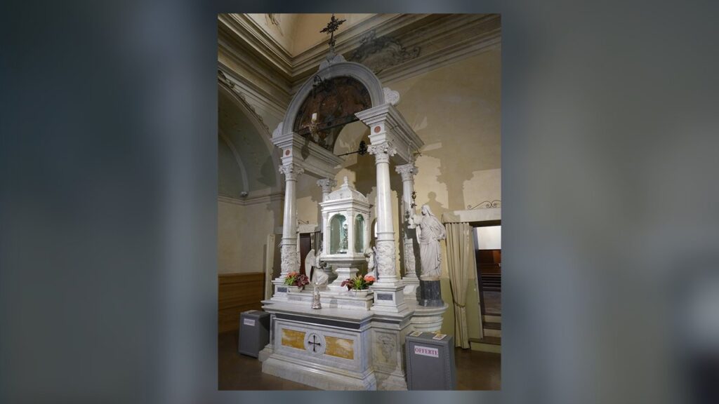 Altar do milagre eucarístico de Lanciano, um dos casos da exposição preparada por Carlo Acutis