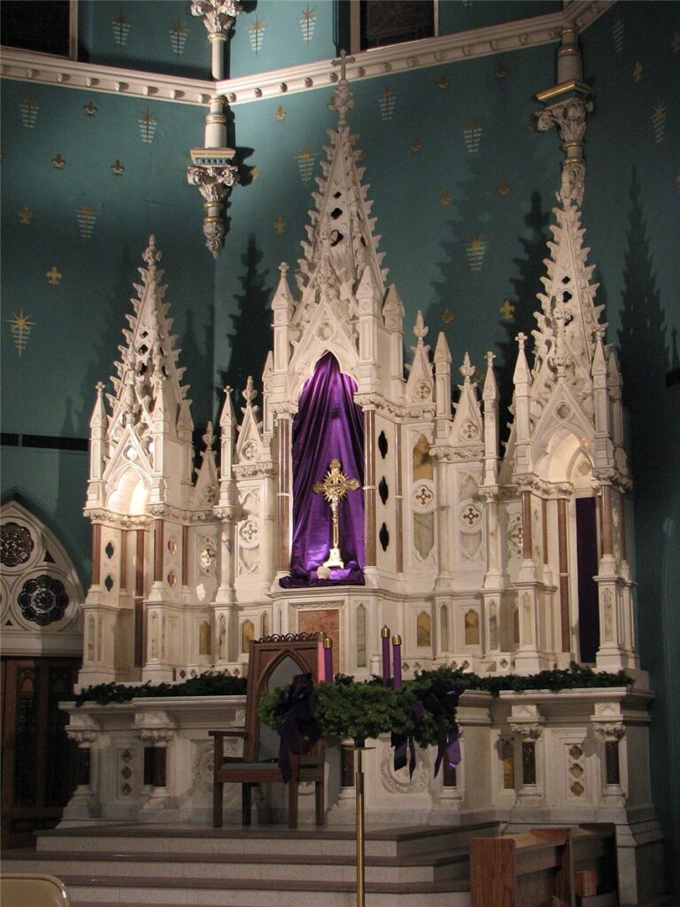 Altar de igreja preparado para o Advento, com paramentos e decoração sóbria