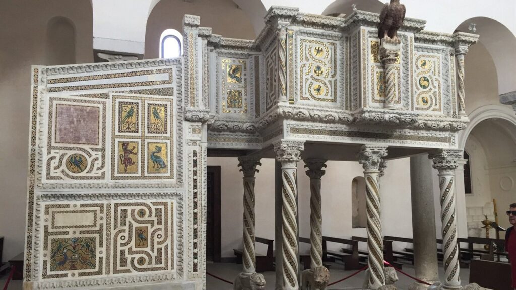 Ambão do Evangelho da catedral de Ravello, lugar de onde se proclama a Palavra na Missa