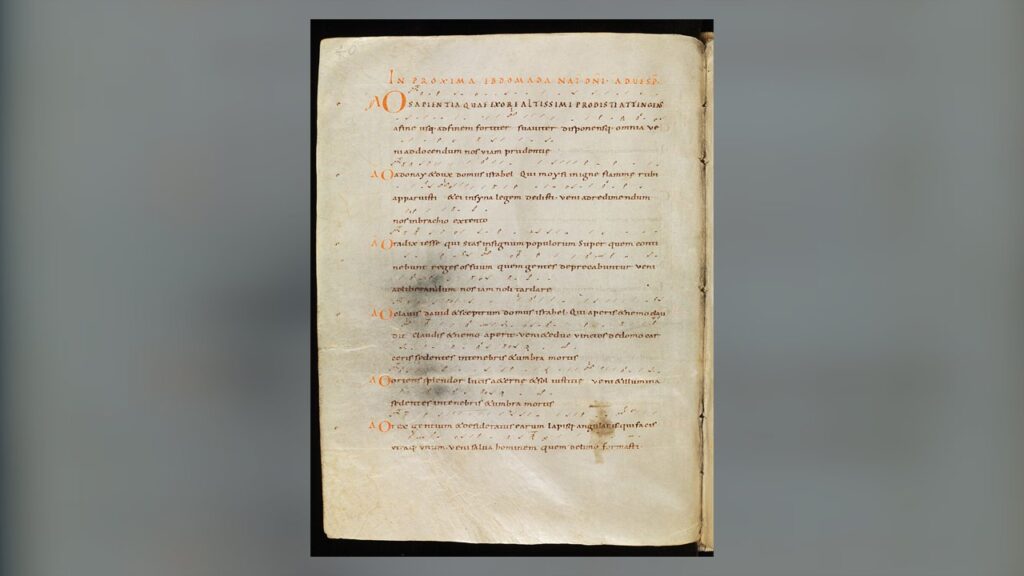 Antífonas Ó do Advento escritas com neumas sobre o texto latino, sem pauta, no antifonário de Hartker