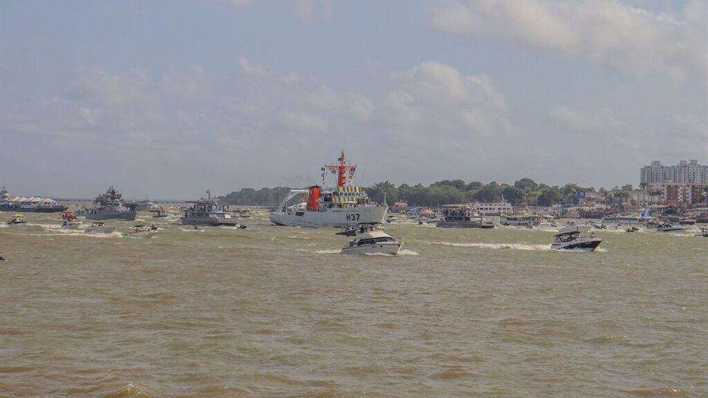 Barcos acompanham a imagem de Nossa Senhora de Nazaré na Romaria Fluvial, na Baía do Guajará