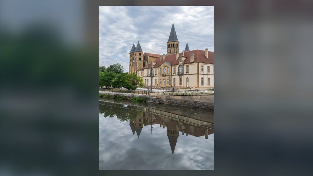 Basílica de Paray-le-Monial, santuário do Sagrado Coração unido à Rede Mundial de Oração do Papa