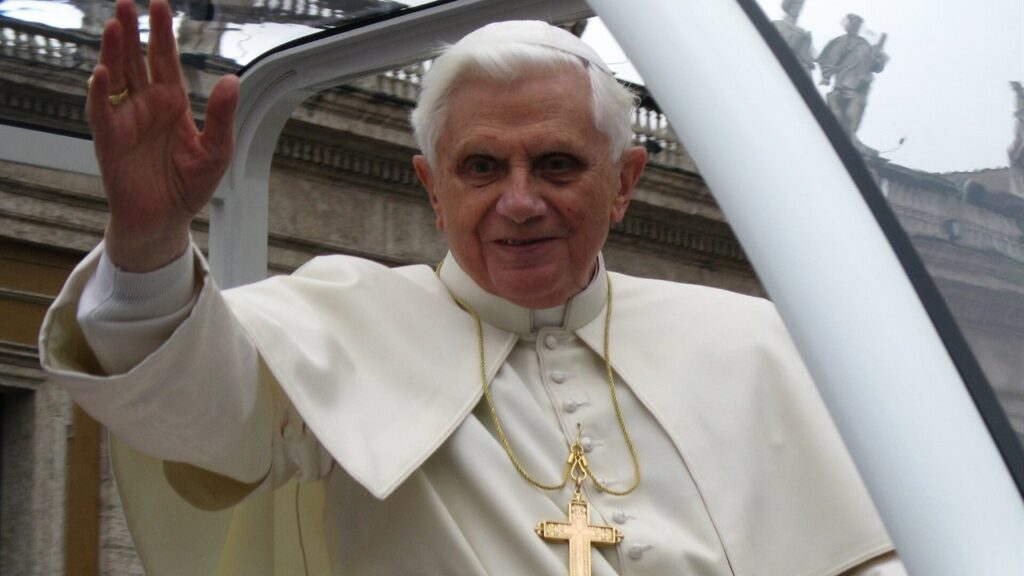 Bento XVI acena na Praça de São Pedro em 2008, ano do seu discurso sobre a doação de órgãos