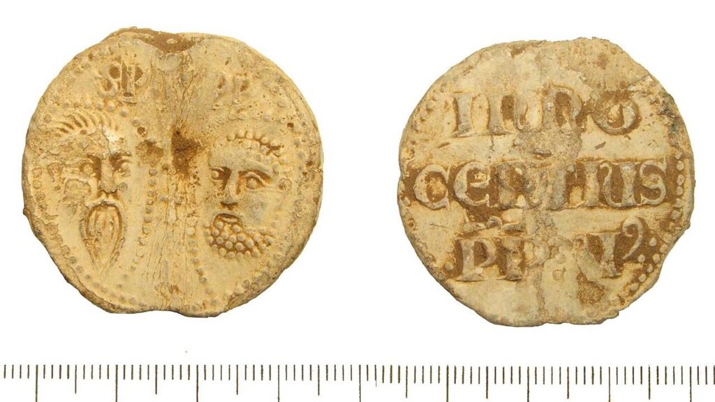 Selo papal de chumbo medieval, a bulla que deu nome às bulas pontifícias
