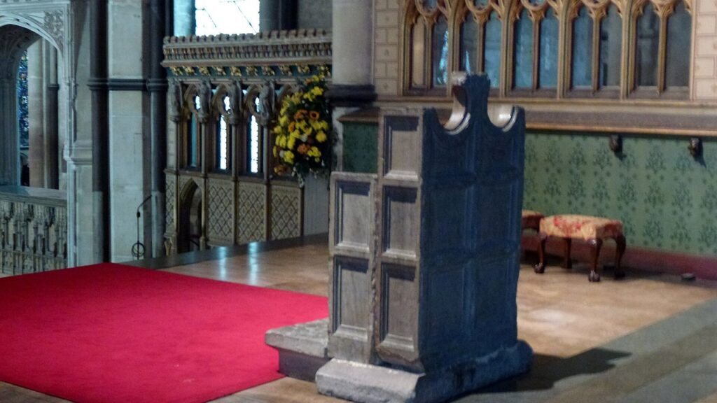 Cadeira de Santo Agostinho na Catedral de Cantuária, sinal das raízes católicas da Igreja inglesa