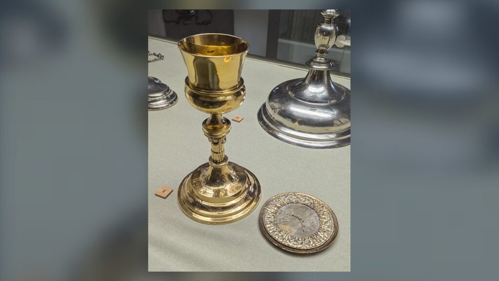 Cálice de prata dourada com sua patena ao lado, o par usado na consagração do pão e do vinho