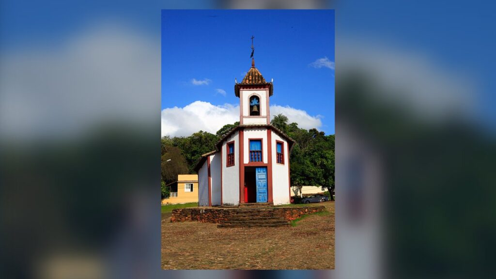 Capela de Nossa Senhora do Ó em Sabará (MG), exemplo de capela ligada a uma paróquia