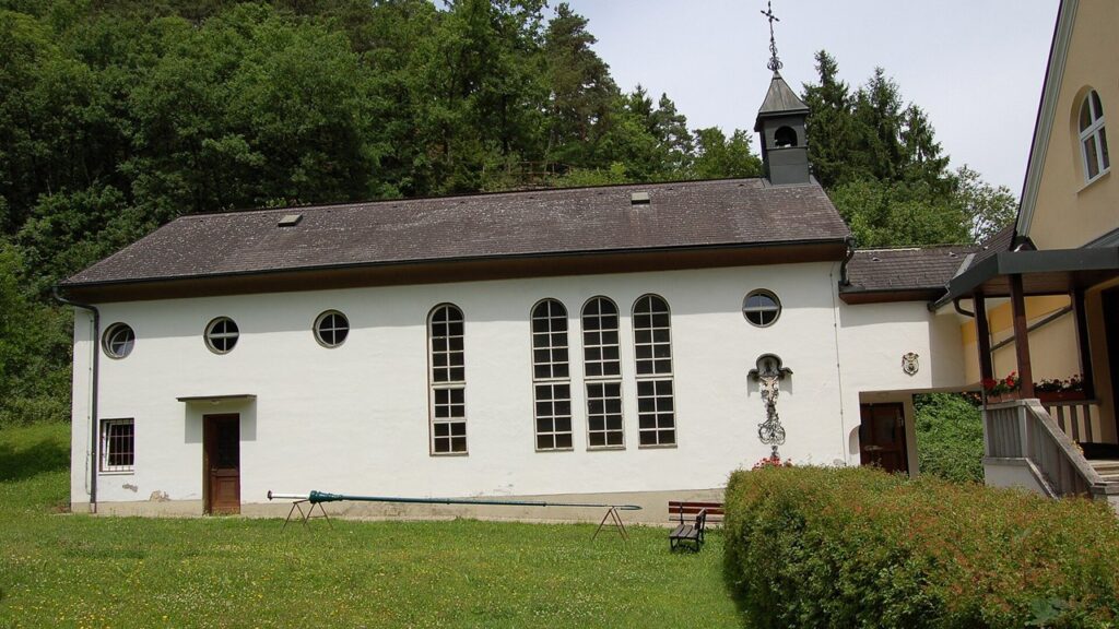 Capela de uma casa de retiros cercada de mata, lugar próprio para o silêncio e a oração