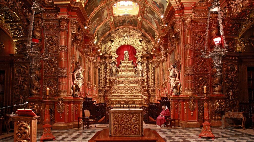 Capela-mor dourada da igreja do Mosteiro de São Bento do Rio de Janeiro, casa fundada em 1590