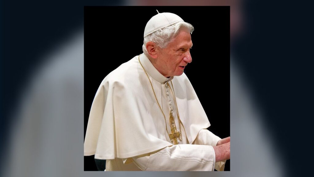 Papa Bento XVI durante audiência geral no Vaticano, 2013
