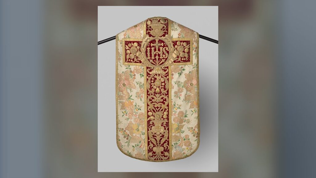Casula bordada a ouro com o monograma IHS na cruz das costas, a veste do padre na Missa