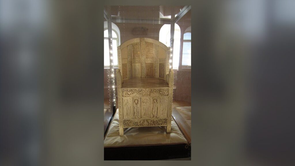 Cátedra de marfim do bispo Maximiano de Ravena, sinal do bispo que governa a diocese