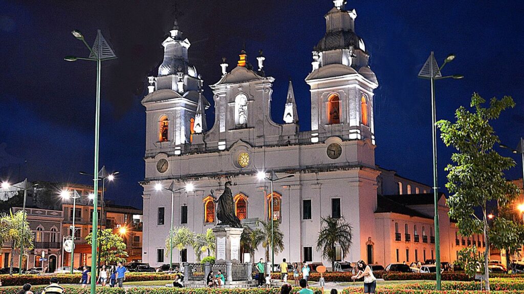 Catedral Metropolitana de Belém à noite, de onde sai a procissão do Círio de Nazaré