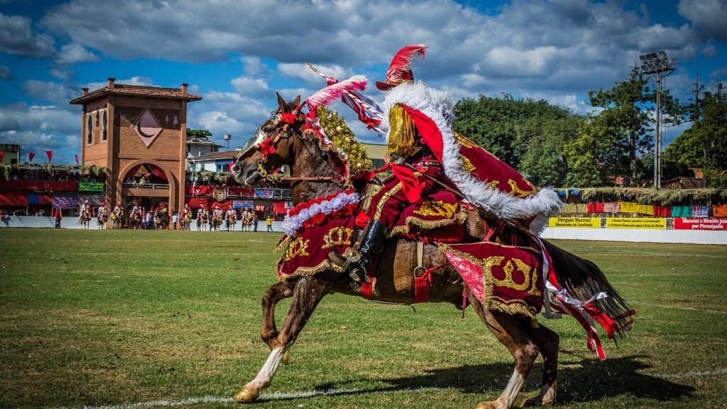 Cavaleiro mascarado das cavalhadas de Pirenópolis, parte da Festa do Divino registrada pelo IPHAN