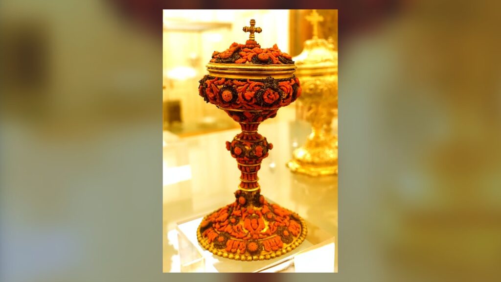 Cibório com tampa e cruz, revestido de coral, vaso que guarda as hóstias para a Comunhão dos fiéis
