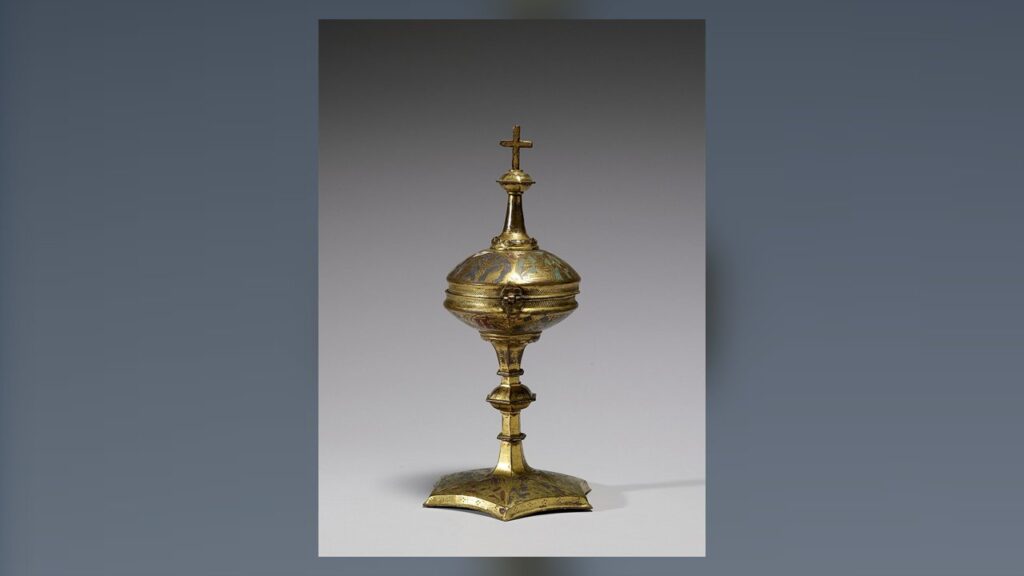 Cibório medieval com tampa e cruz, o vaso que guarda as hóstias dentro do sacrário