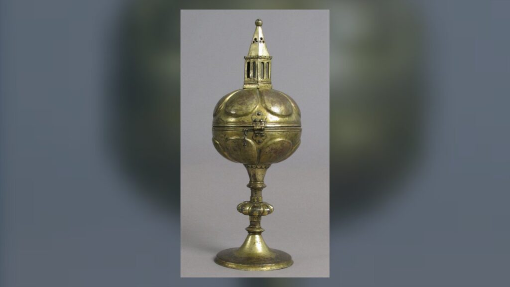 Cibório medieval, o vaso com as hóstias que o ministro recebe das mãos do celebrante
