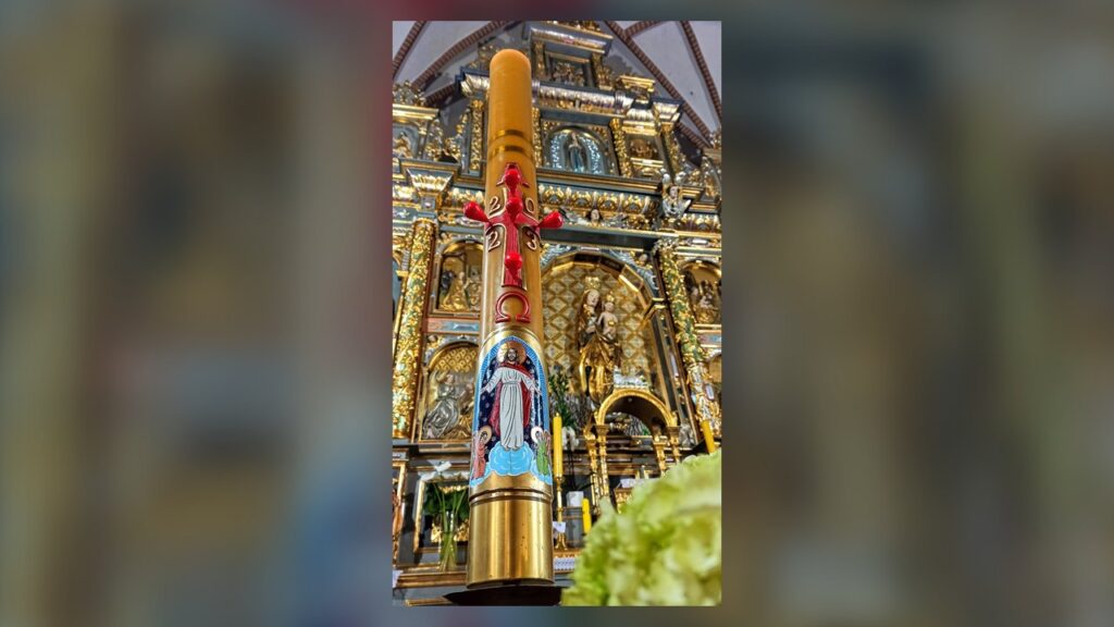 Círio pascal aceso, símbolo da Vigília Pascal em que os eleitos recebem os sacramentos da iniciação