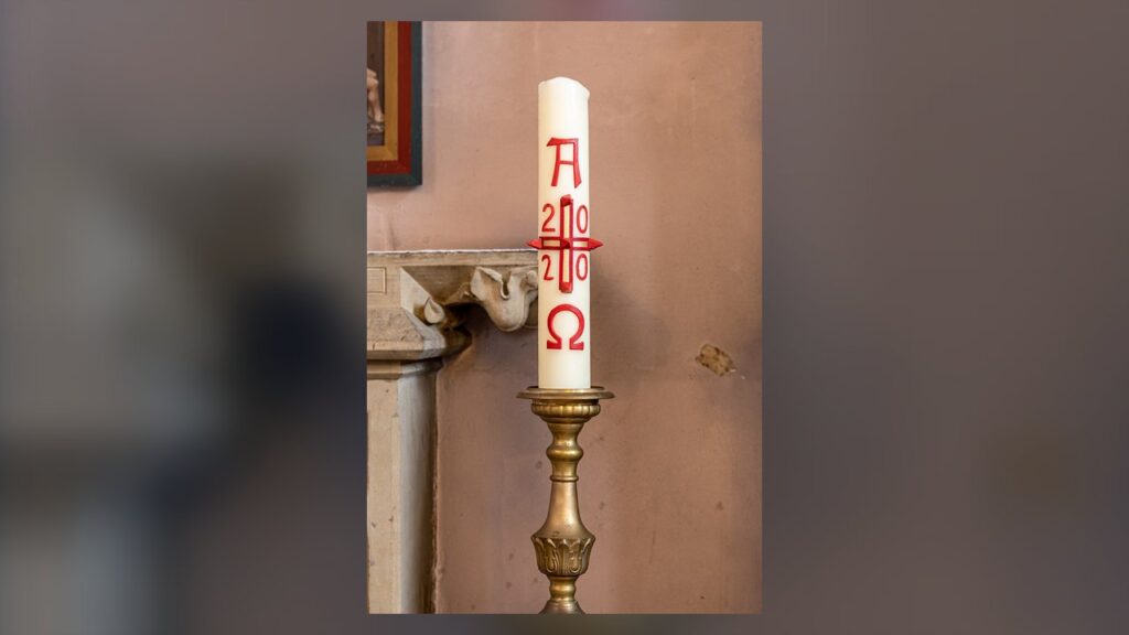 Círio pascal com a cruz, o alfa, o ômega e o ano, sinal de Cristo ressuscitado, luz do mundo
