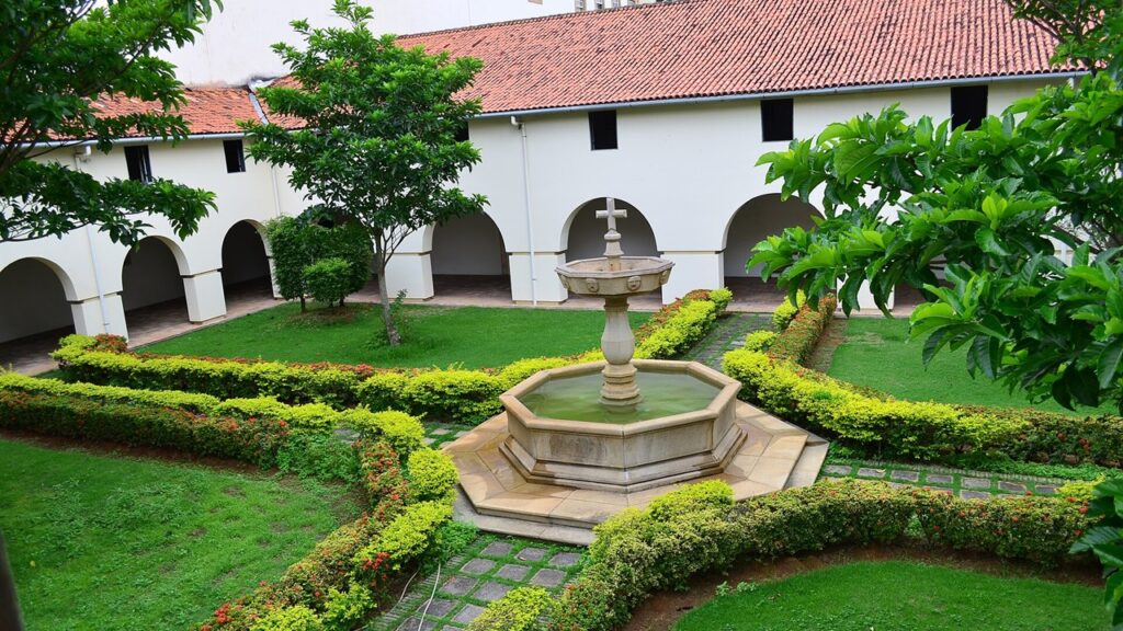 Claustro do Mosteiro de São Bento da Bahia, em Salvador, o primeiro beneditino das Américas