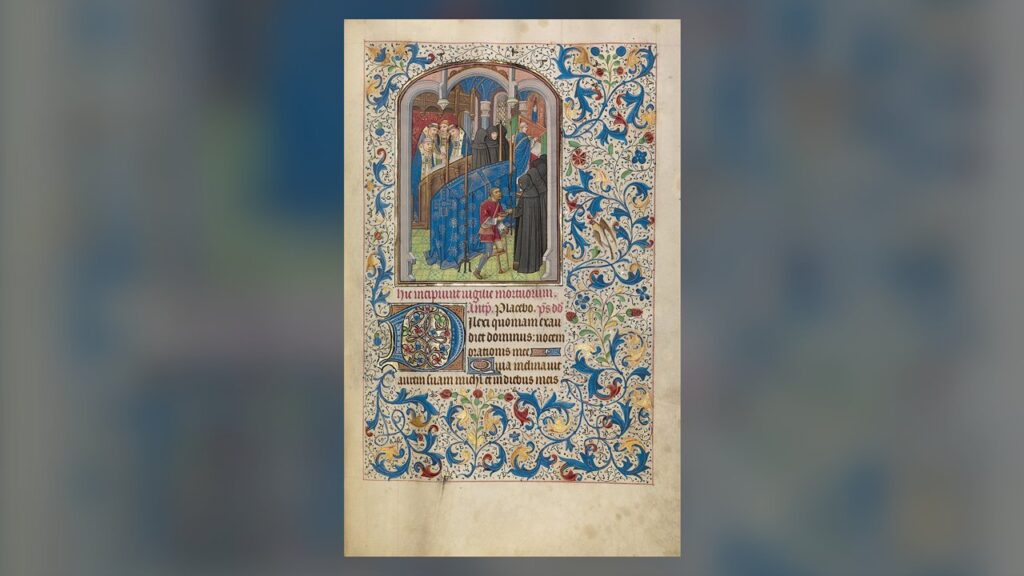Clérigos e enlutados rezam junto ao caixão coberto, entre velas, numa celebração pelos mortos