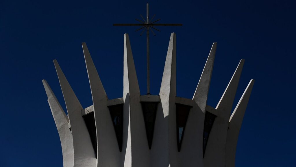 Colunas curvas da Catedral de Brasília, sede do arcebispo, projetada por Oscar Niemeyer