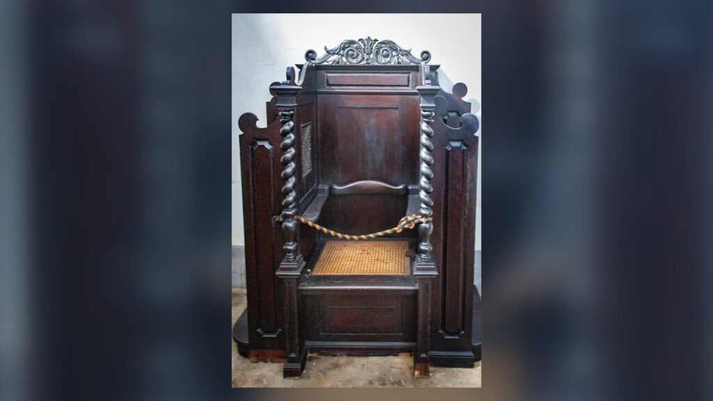 Cadeira de confessor em madeira entalhada, lugar onde se faz a confissão sacramental