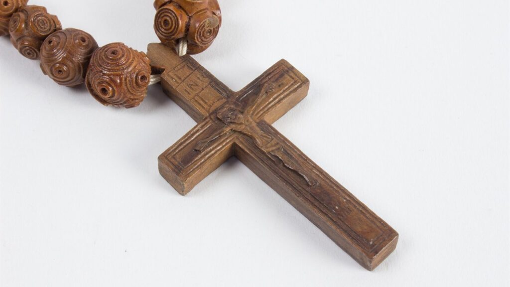 Contas de madeira e crucifixo de um terço antigo, as mesmas contas usadas para a oração da misericórdia