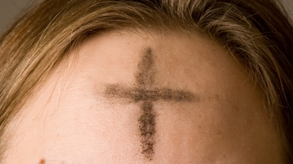 Cruz de cinzas na fronte de um fiel na Quarta-feira de Cinzas, sacramental que abre a Quaresma