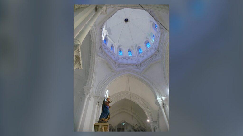 Cúpula da basílica da Auxiliadora em Niterói, com a imagem de Maria Auxiliadora