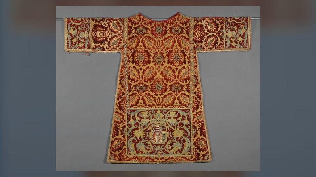 Dalmática de veludo vermelho e ouro com mangas, a veste própria do diácono