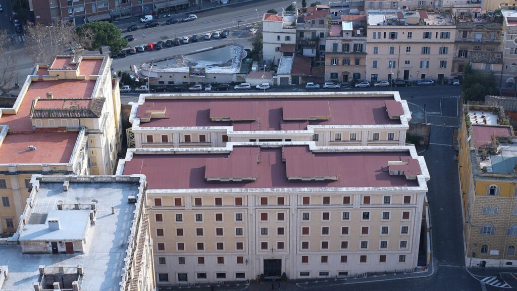 Domus Sanctae Marthae vista da cúpula de São Pedro, onde os cardeais se hospedam durante o conclave