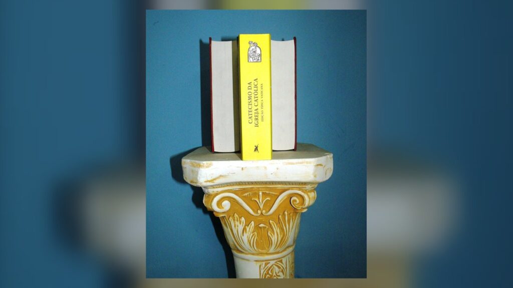 Edição brasileira do Catecismo da Igreja Católica, texto de referência de toda catequese