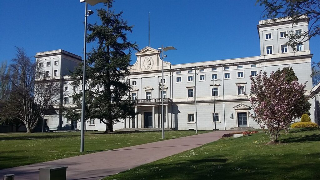 Edifício Central da Universidade de Navarra, obra fundada por São Josemaria em Pamplona