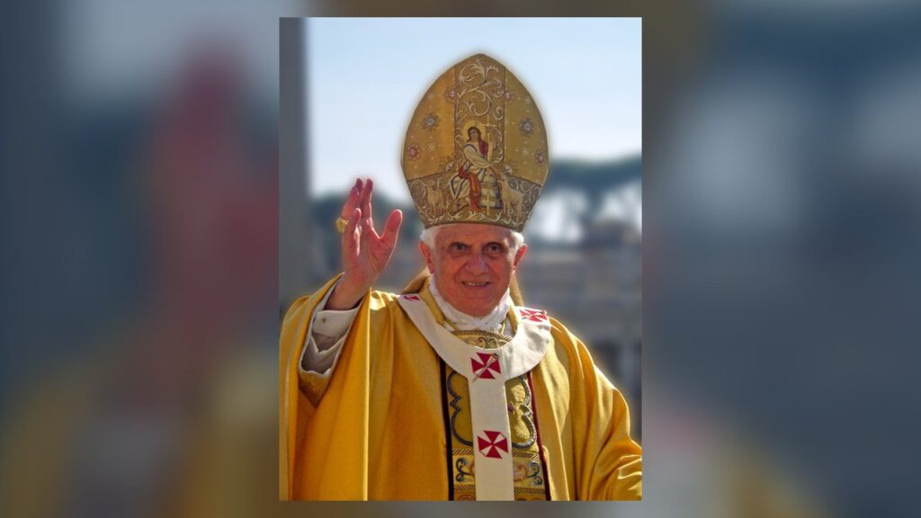 Papa Bento XVI abençoando na Praça de São Pedro