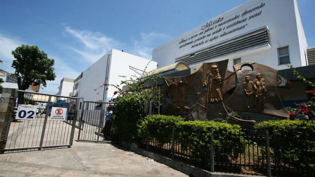 Entrada das Obras Sociais Irmã Dulce em Salvador, com o relevo em bronze da fundadora