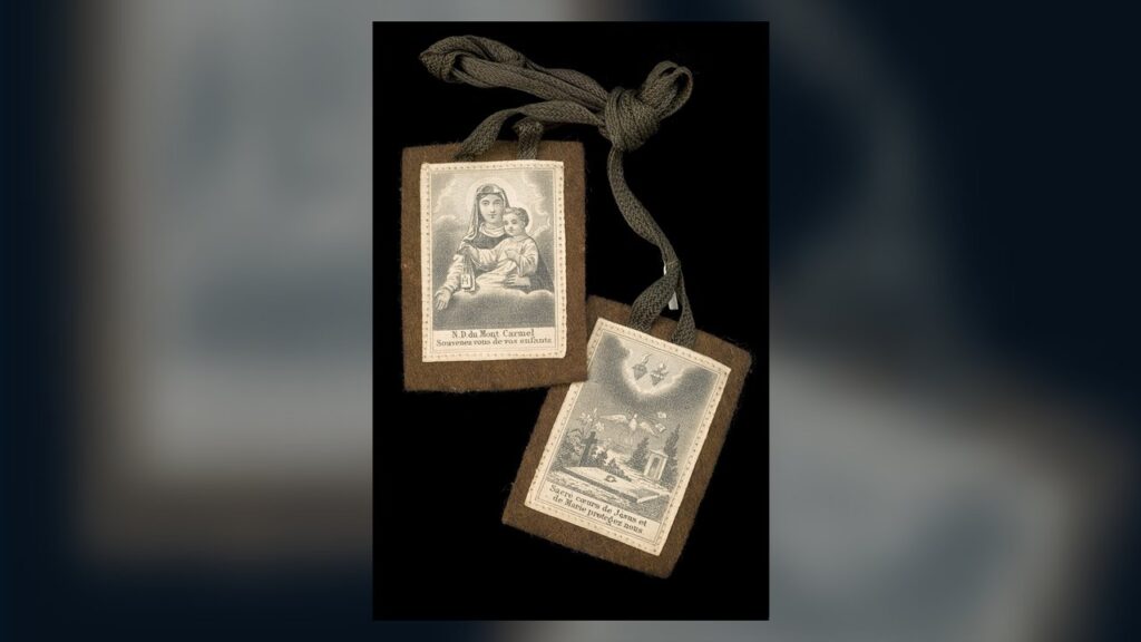 Escapulário marrom antigo com Nossa Senhora do Carmo: dois pedaços de lã unidos por cordões