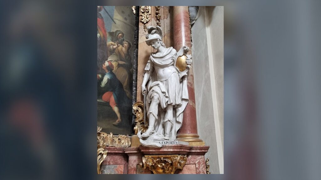 Estátua barroca de Santo Expedito como soldado romano, na igreja de São Miguel em Brno
