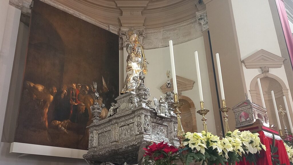 Estátua de prata de Santa Luzia com relíquias, em Siracusa, junto ao quadro de Caravaggio