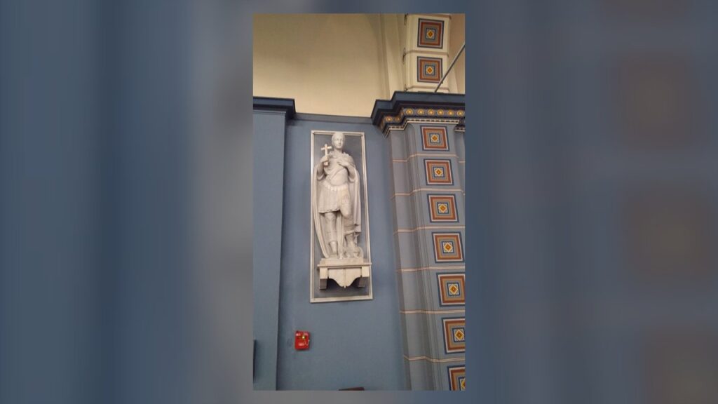 Estátua de Santo Expedito com a cruz, em nicho da Igreja São José, em Porto Alegre