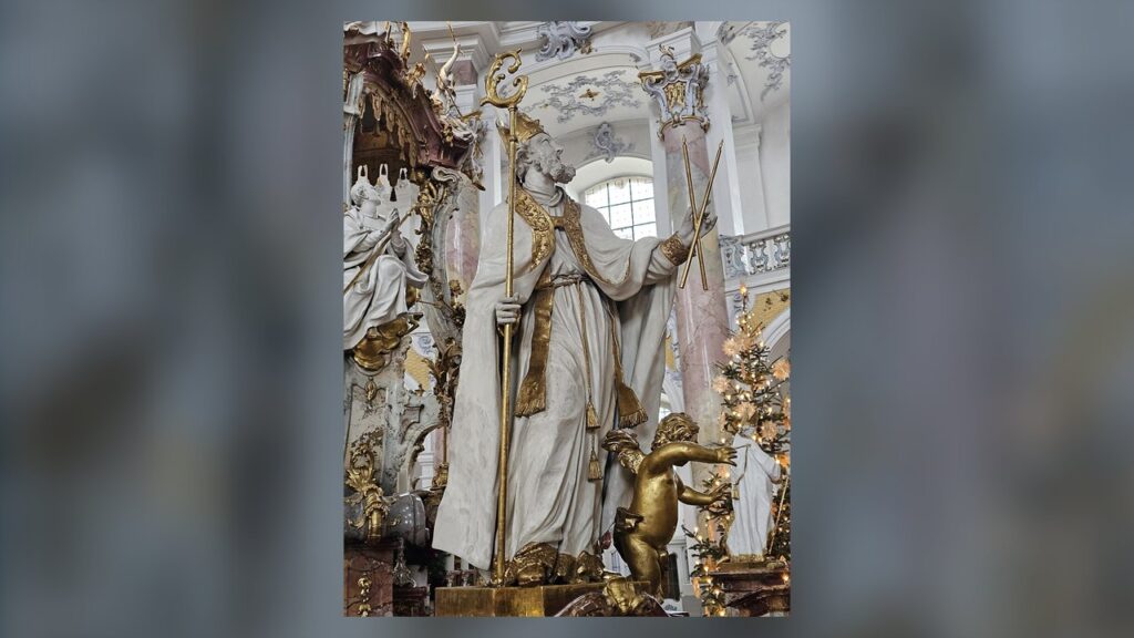 Estátua de São Brás com as velas cruzadas no altar dos Catorze Santos Auxiliares