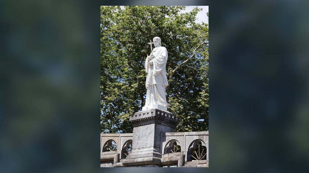 Estátua de São Luís Maria Grignion de Montfort, autor do Tratado da Verdadeira Devoção