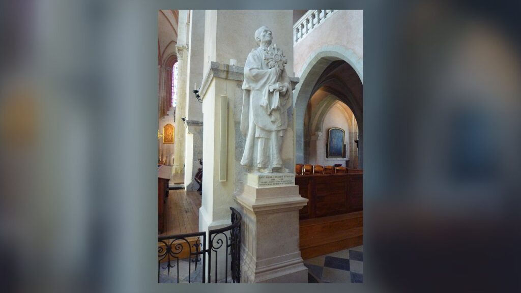 Estátua de São Pedro Julião Eymard com o ostensório, fundador dedicado à adoração perpétua